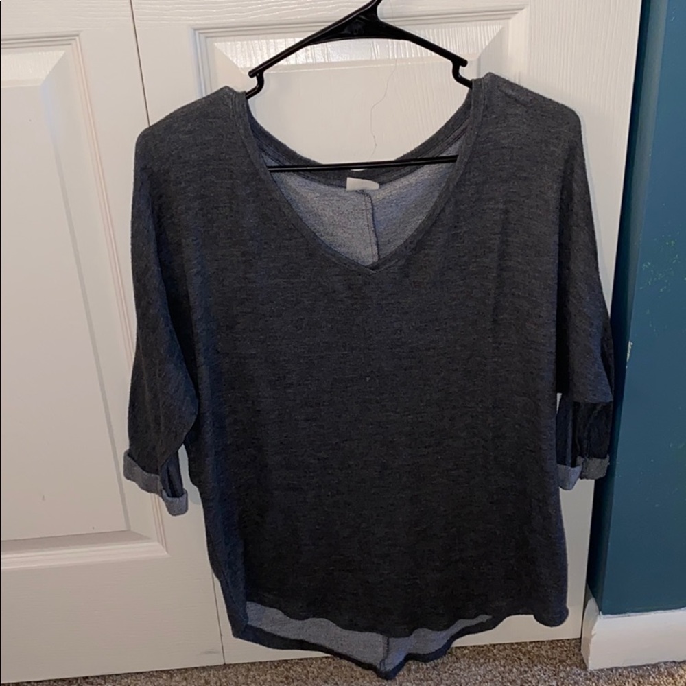 Gray quarter sleeve shirt no stains no rips
